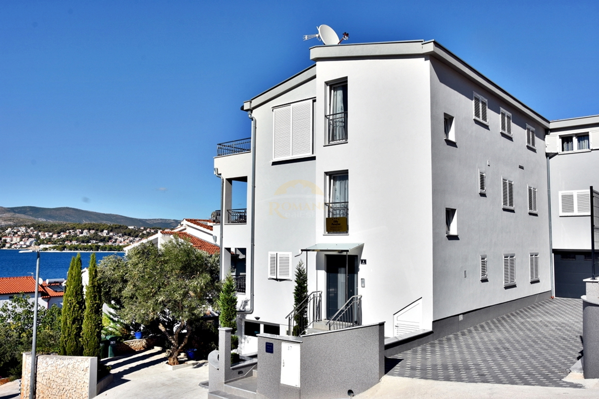 Vrhunsko urejena hiša na Čiovu/Okrug Gornji s prekrasnim odprtim razgledom